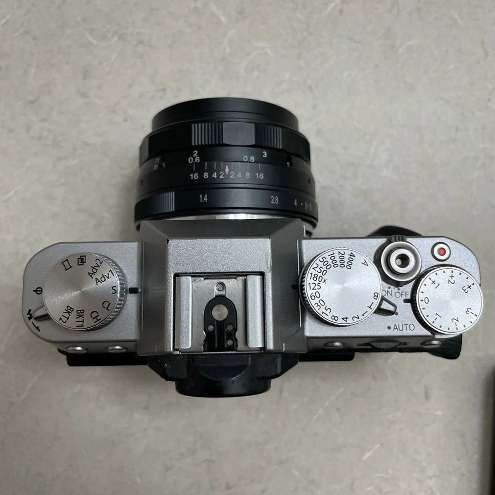 Fuji XT10 with 2 Straps, charger, 5x Batteries, 2 lenses!